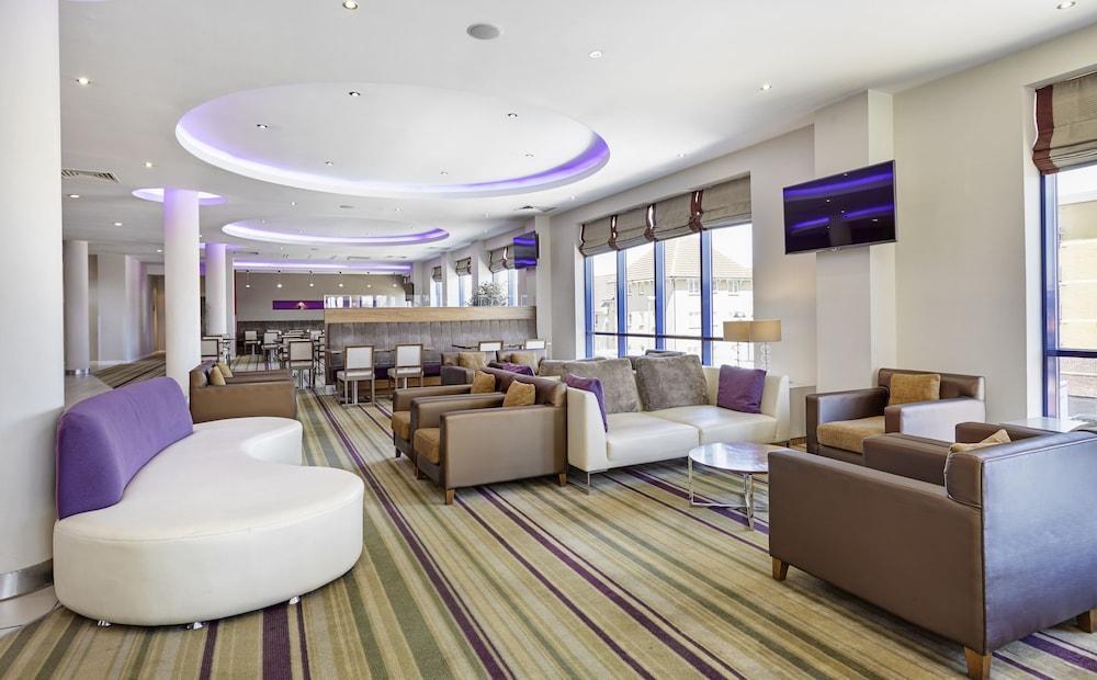 Holiday Inn Express London - Newbury Park, An Ihg Hotel Экстерьер фото