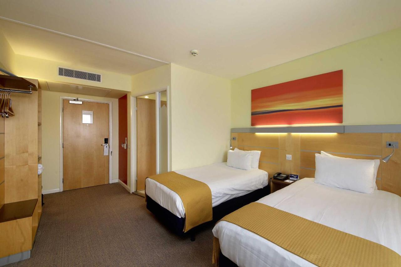 Holiday Inn Express London - Newbury Park, An Ihg Hotel Экстерьер фото