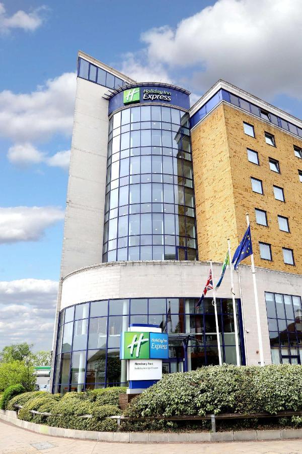 Holiday Inn Express London - Newbury Park, An Ihg Hotel Экстерьер фото