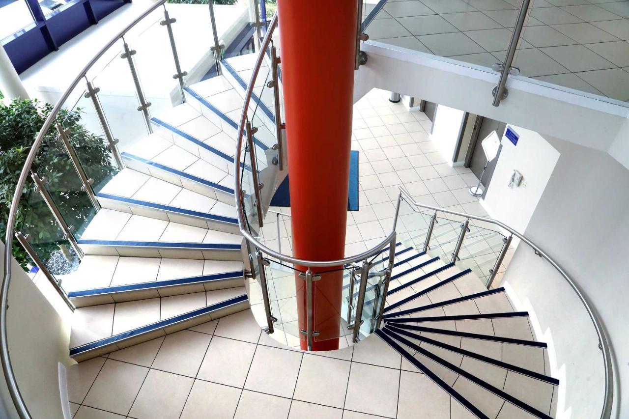 Holiday Inn Express London - Newbury Park, An Ihg Hotel Экстерьер фото