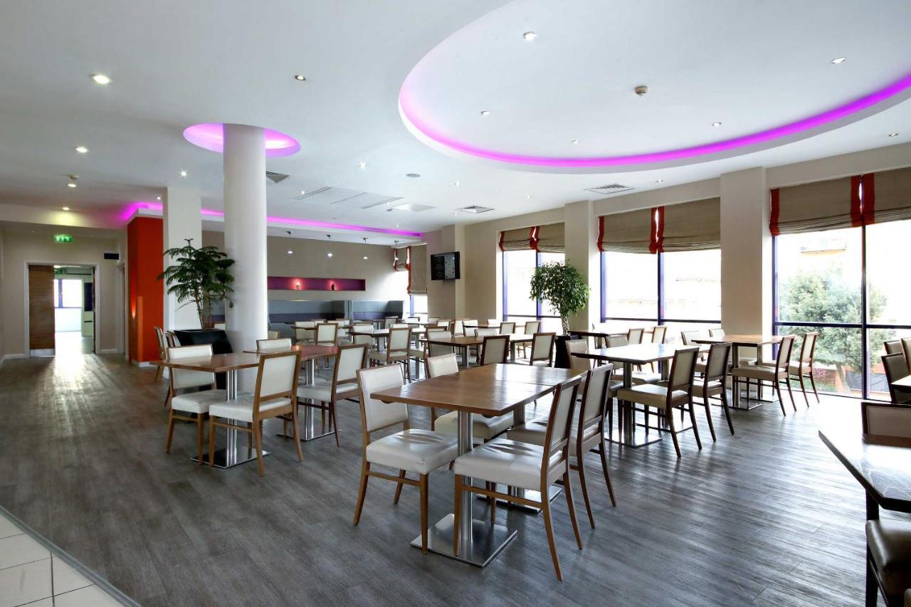 Holiday Inn Express London - Newbury Park, An Ihg Hotel Экстерьер фото