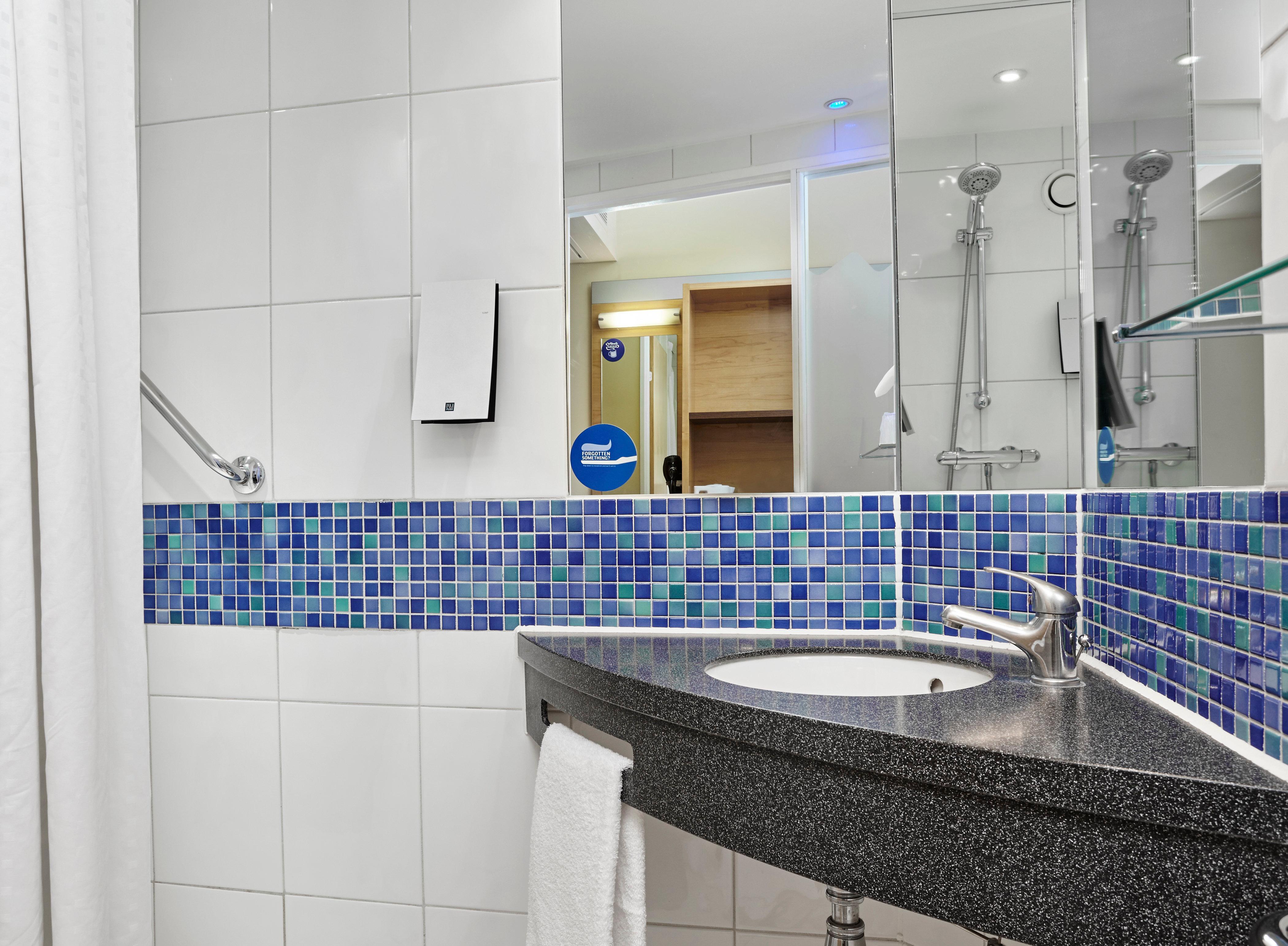 Holiday Inn Express London - Newbury Park, An Ihg Hotel Экстерьер фото