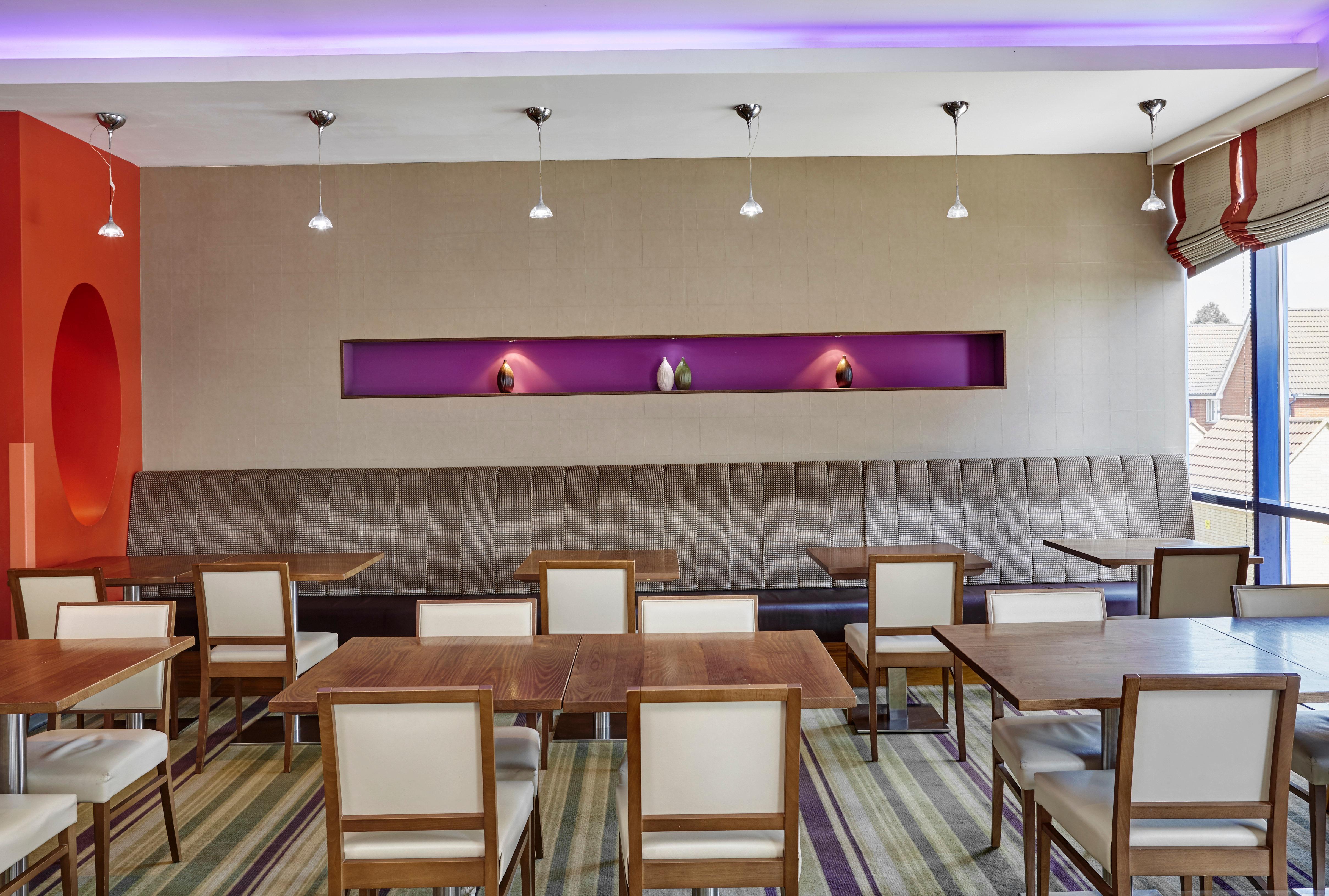Holiday Inn Express London - Newbury Park, An Ihg Hotel Экстерьер фото