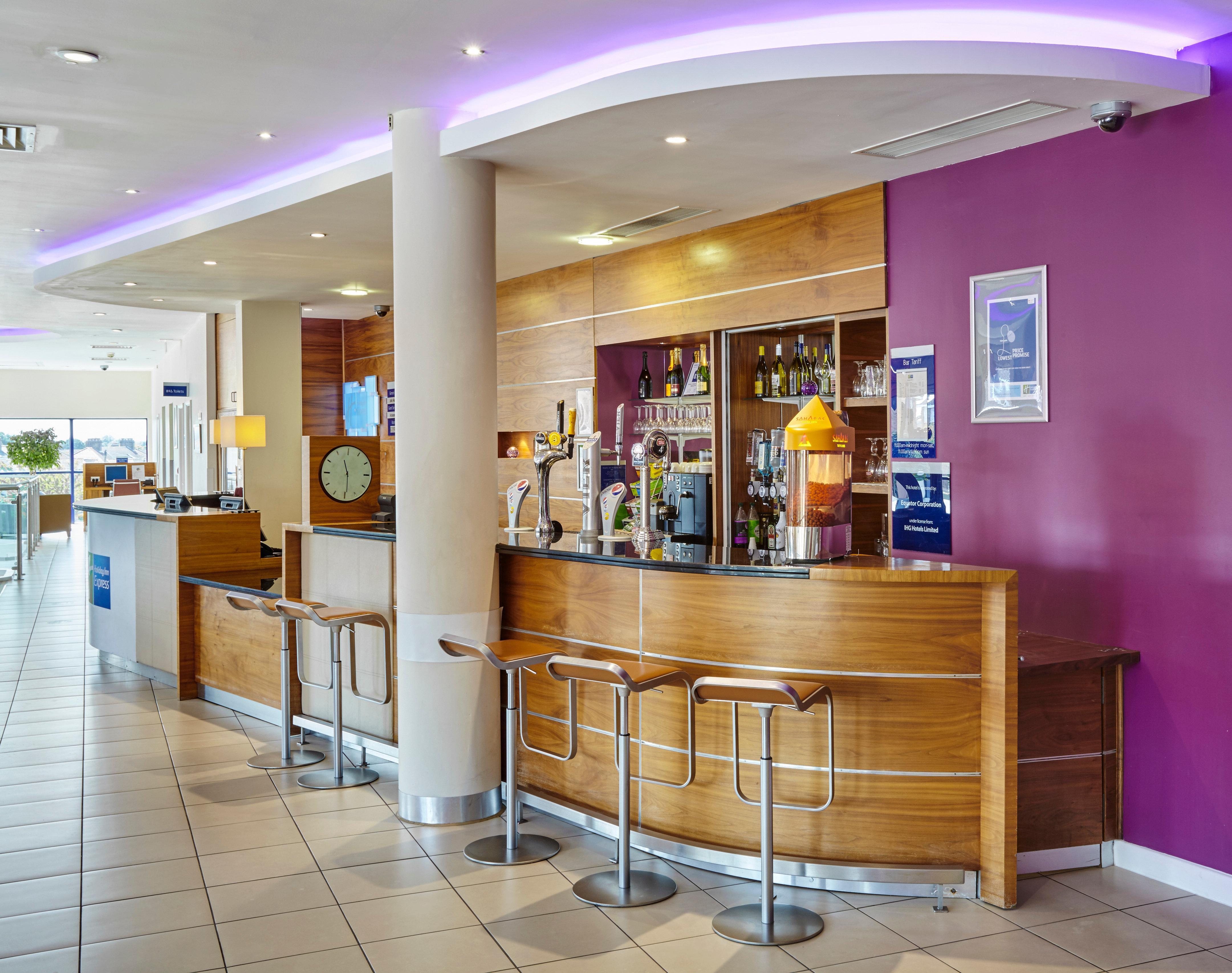 Holiday Inn Express London - Newbury Park, An Ihg Hotel Экстерьер фото