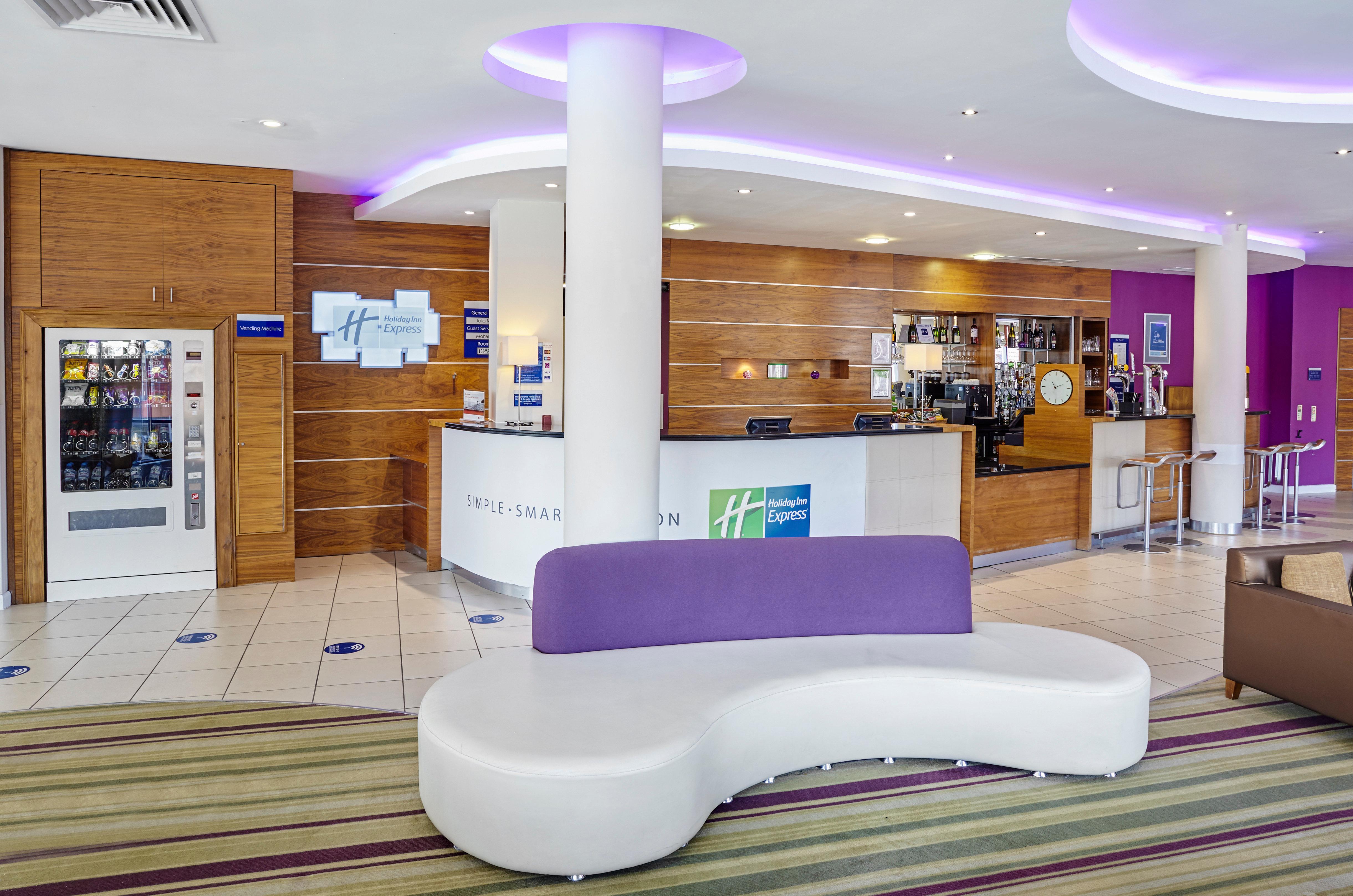 Holiday Inn Express London - Newbury Park, An Ihg Hotel Экстерьер фото