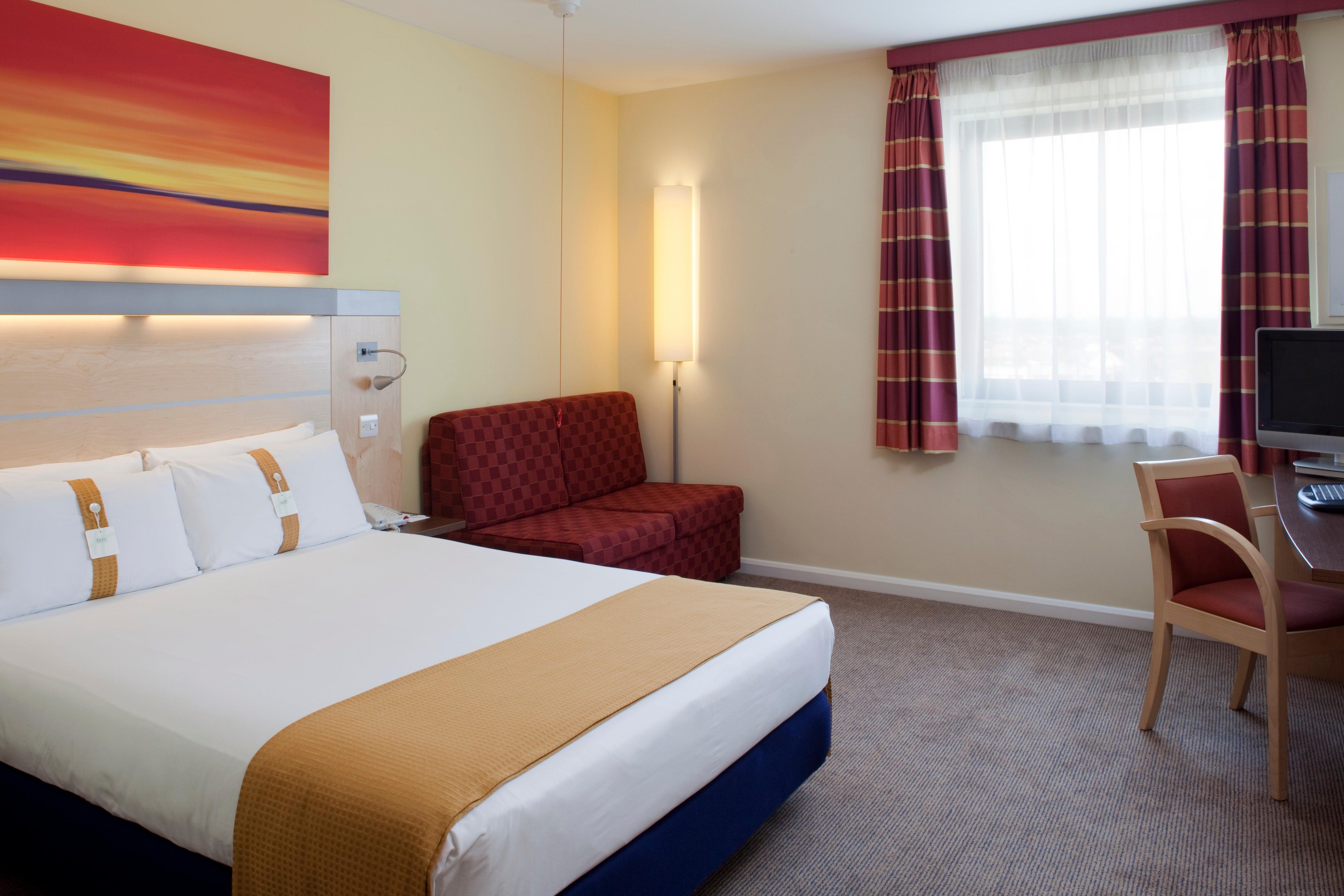 Holiday Inn Express London - Newbury Park, An Ihg Hotel Экстерьер фото