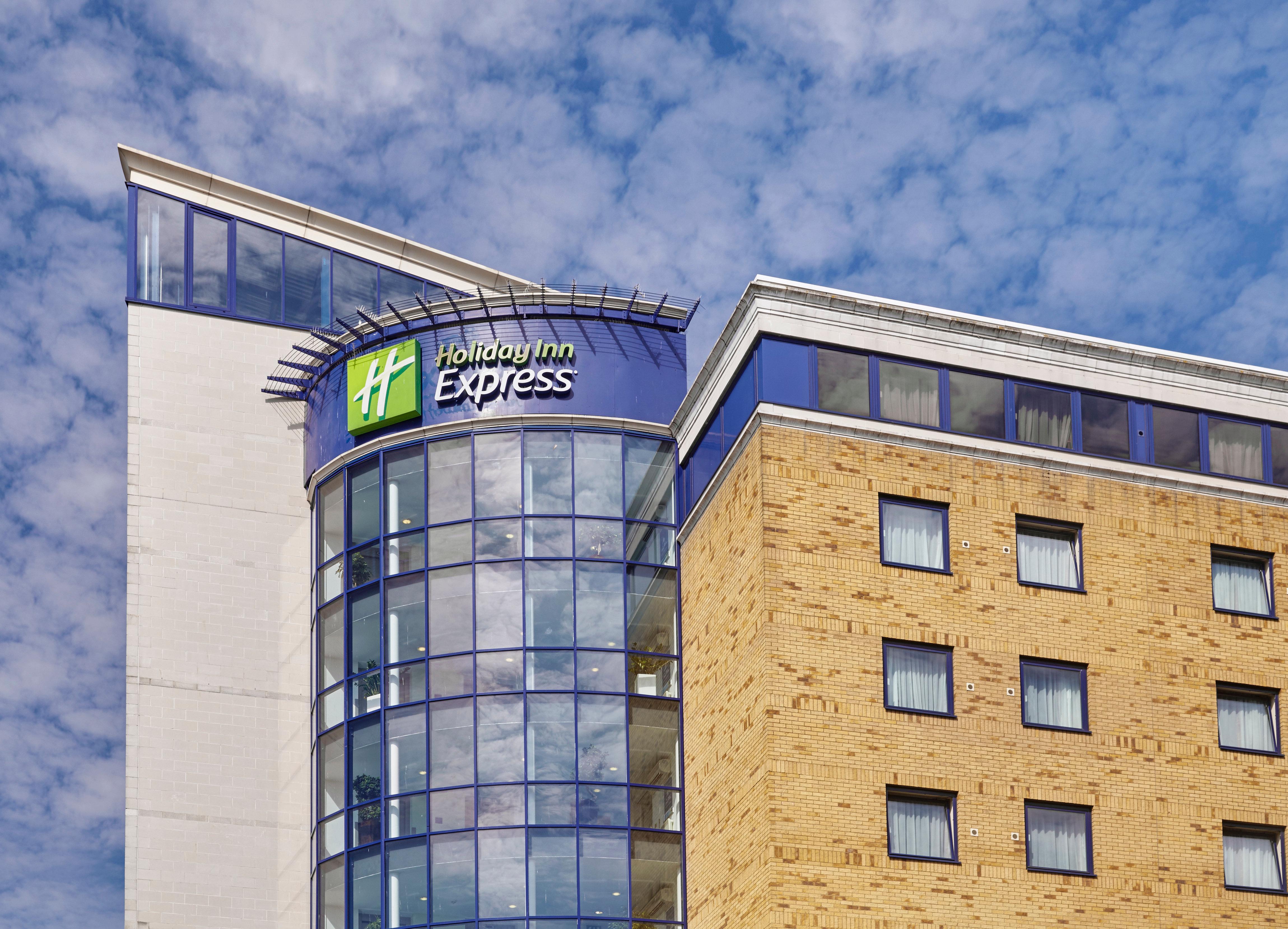 Holiday Inn Express London - Newbury Park, An Ihg Hotel Экстерьер фото