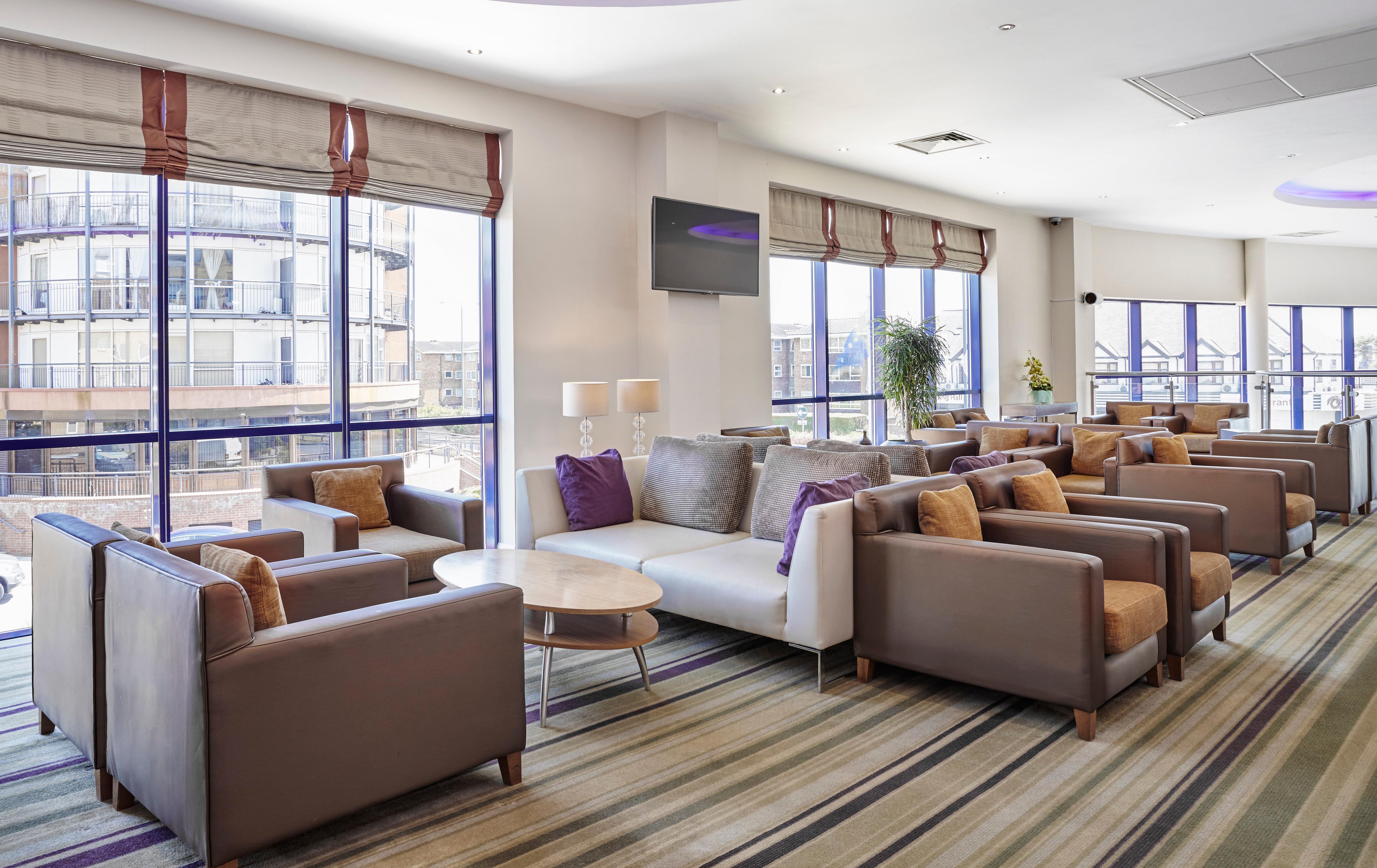 Holiday Inn Express London - Newbury Park, An Ihg Hotel Экстерьер фото