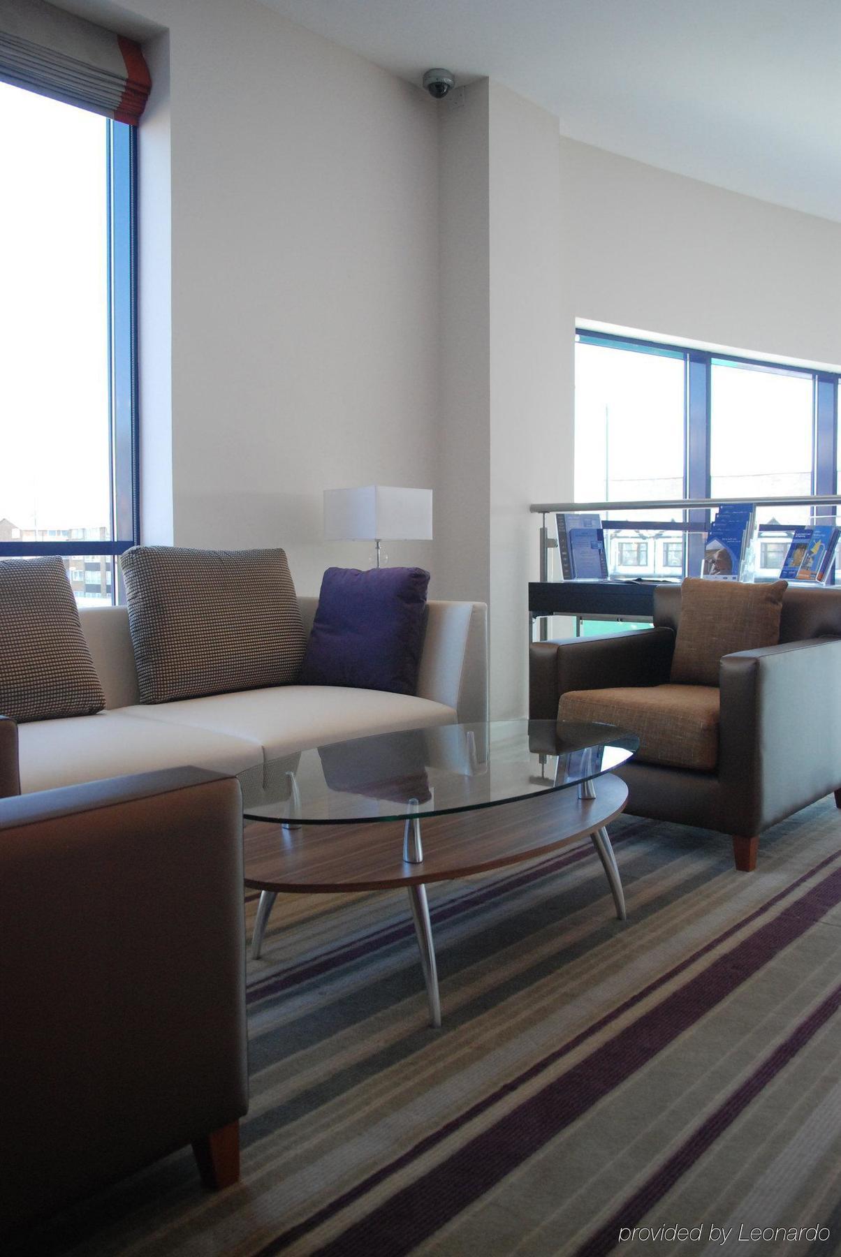 Holiday Inn Express London - Newbury Park, An Ihg Hotel Интерьер фото