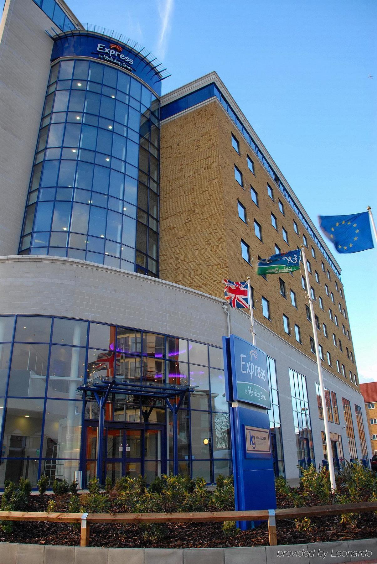Holiday Inn Express London - Newbury Park, An Ihg Hotel Экстерьер фото