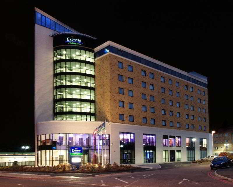 Holiday Inn Express London - Newbury Park, An Ihg Hotel Экстерьер фото