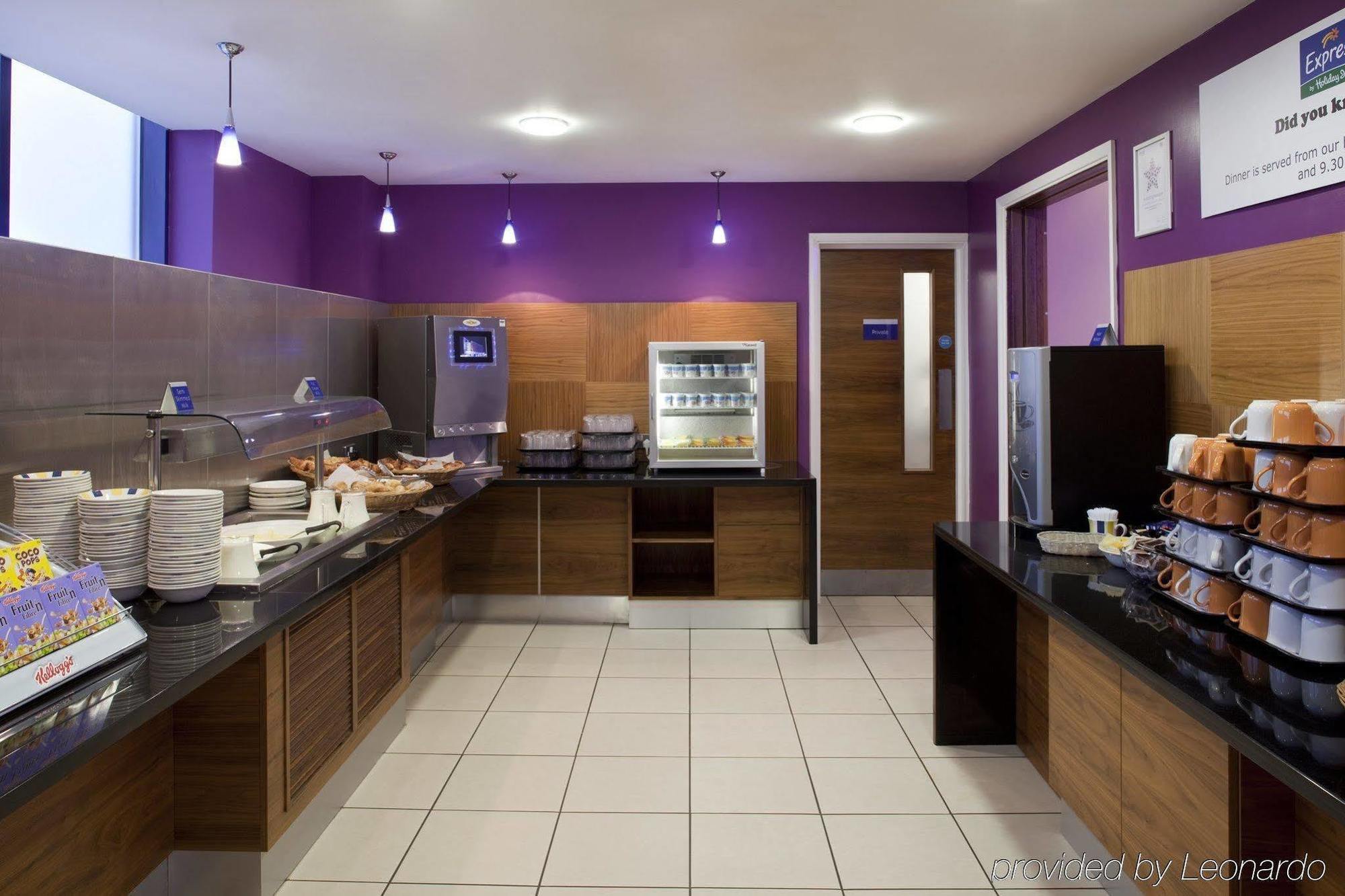 Holiday Inn Express London - Newbury Park, An Ihg Hotel Экстерьер фото